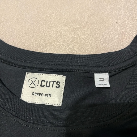 NWOT CUTS CLOTHING Curve-Hem Athletic Fit T-Shirt - Picture 6 of 9